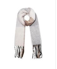 Load image into Gallery viewer, Multicolor winter scarf with fringes - Grey
