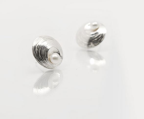 Oyster Pearl small stud earrings 13mm Stg Silver - Pearl 4mm